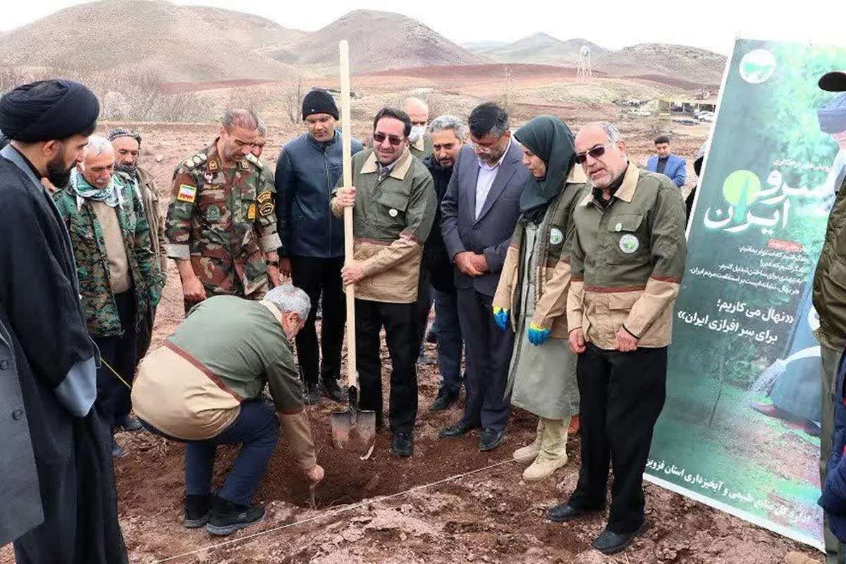 پویش درختکاری «سرو ایران»به یاد رهبر شهید ایران، و شهدای جنگ رمضان در شهرستان بوئین زهرا