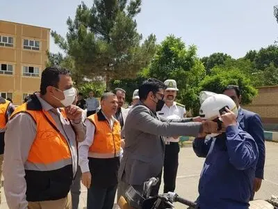 توزیع رایگان 40 کلاه ایمنی بین موتورسواران شهرستان اشتهارد