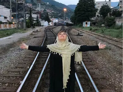 «نیوشا ضیغمی» وسط ریل قطار!(عکس)
