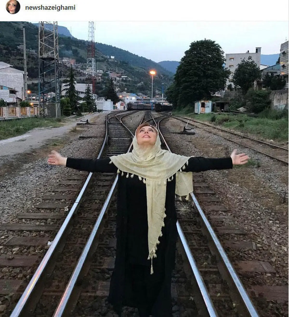 «نیوشا ضیغمی» وسط ریل قطار!(عکس)