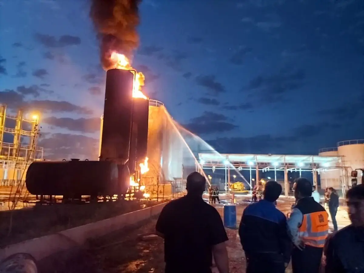 آتش‌سوزی مخازن یک واحد پالایش میعانات نفتی آشتیان کنترل شد