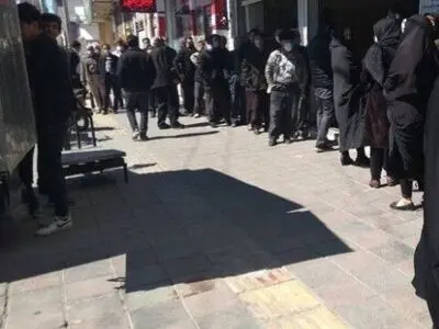 ادامه صف‌های طولانی مرغ در ارومیه/ قاچاق مرغ به استان‌های همجوار / مسئولان جهاد کشاورزی استان : مشکل توزیع داریم
