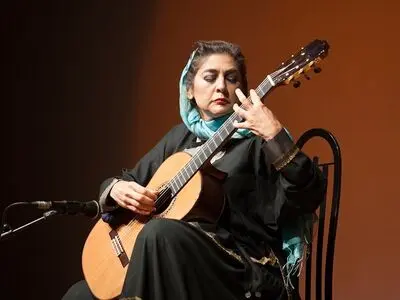 تک‌نوازی گیتار لیلی افشار در نیاوران 