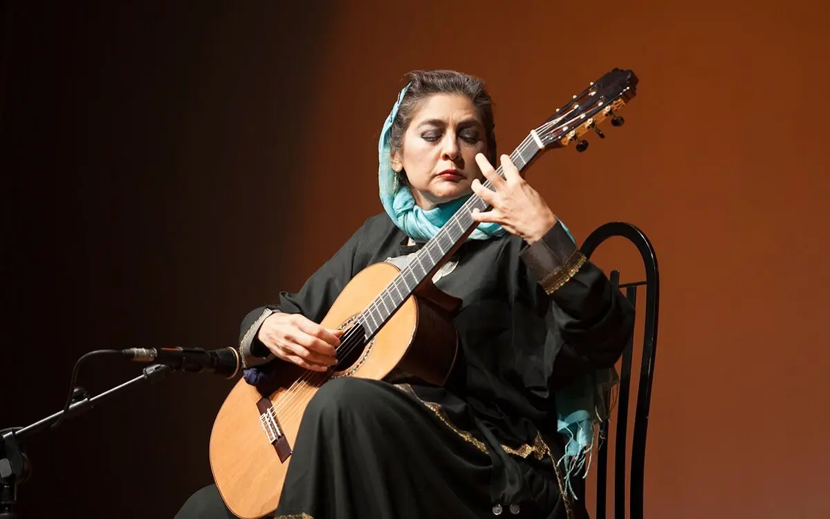 تک‌نوازی گیتار لیلی افشار در نیاوران 