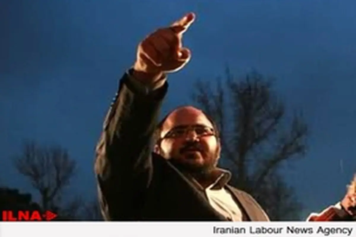 کرکره تئاتر خیابانی پایین است