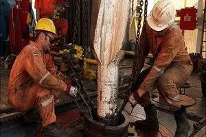 کشور تعطیل است اما کارگران عملیاتی نفت مشغول کار!
