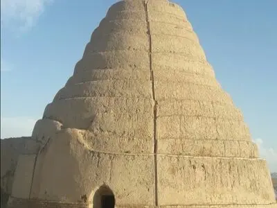 بارش‌های بهاری تهدیدی برای بنای تاریخی یخدان بیدخت گناباد/ مسئولان چاره‌اندیشی کنند