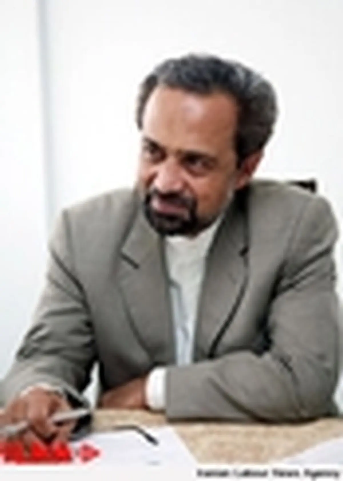 حیات اجتماعی در قالب‌ محدود تعصبات گروهی منجمد می‌شود