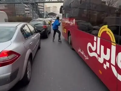 ویدئویی از اسکیت‌سواری خطرناک یک جوان در آریاشهر تهران