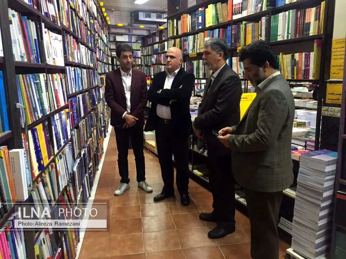 بازدید معاون امور فرهنگی از کتابفروشی 127 ساله در شیراز