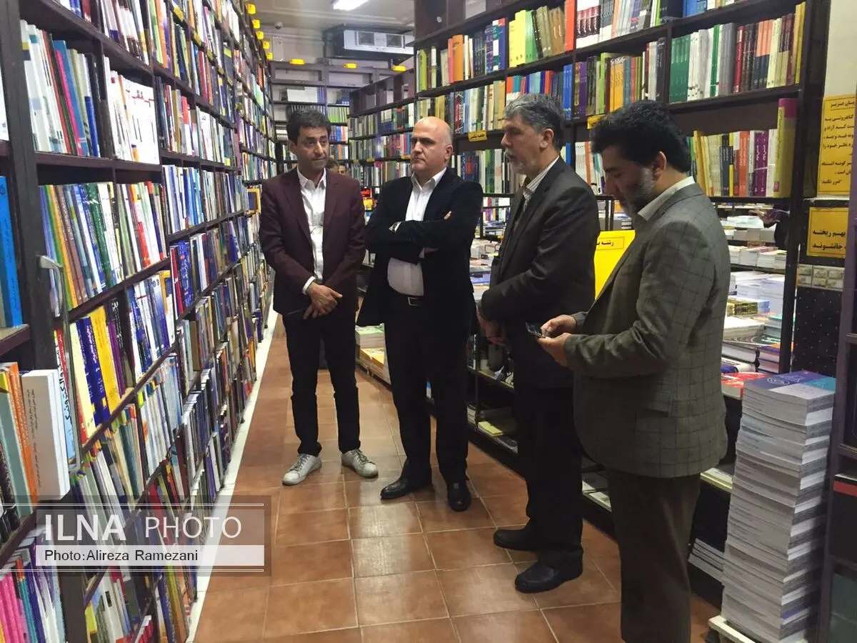 بازدید معاون امور فرهنگی از کتابفروشی 127 ساله در شیراز