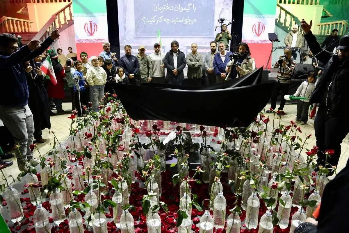 نمایش قطعات موشک با حضور هنرمندان