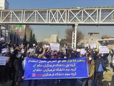 تجمع معلمان حق التدریسی مقابل مجلس/ یک هفته است در تهرانیم! 