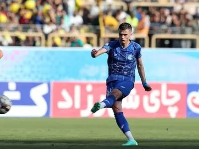 برتری دو گله استقلال برابر فجرسپاسی در پایان نیمه نخست