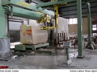 خاک به جای کار در کارخانه ای تعطیل