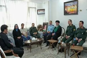 دیدار وزیر دفاع با خانواده شهیدان «عسگری» و «طالبی»