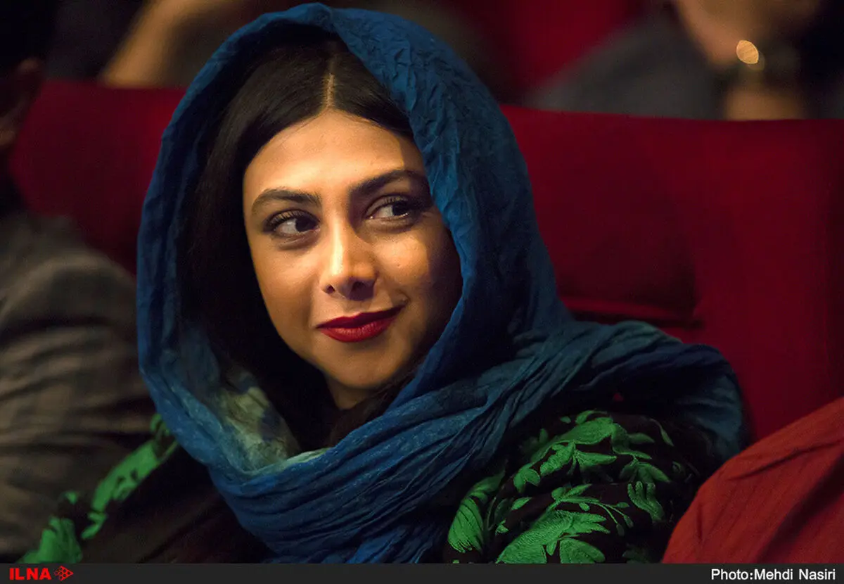 آزاده صمدی با گریمی متفاوت در نمایش «آن دیگری»+عکس