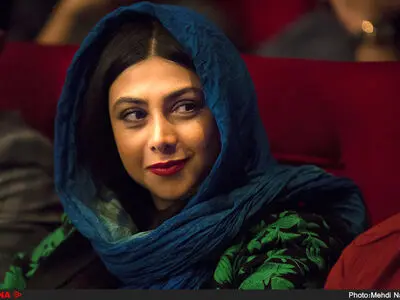 آزاده صمدی با گریمی متفاوت در نمایش «آن دیگری»+عکس