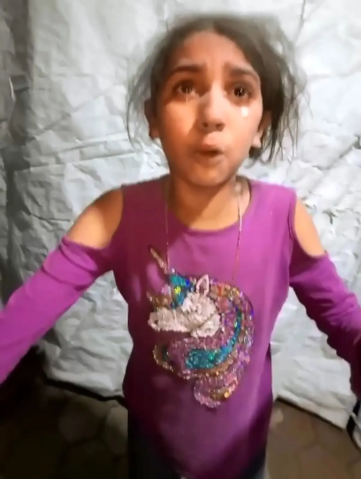 لحظات دلهره آور دخترک فلسطینی که در جستجوی خانواده اش پس از بمباران محل زندگی‌شان است + فیلم