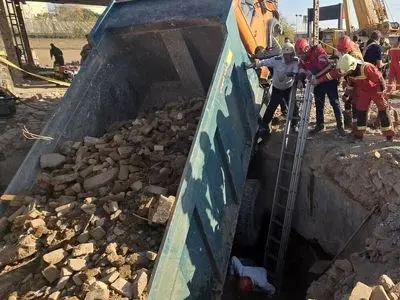 سقوط کامیون در گودال پنهان/ مرگ تلخ دو کارگر در آب‌انباری قدیمی