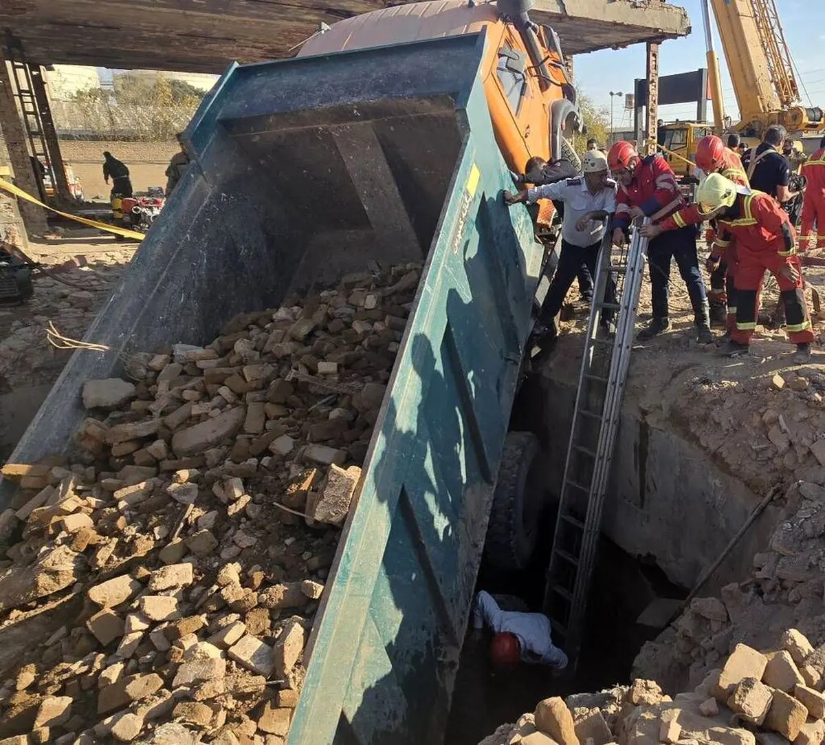 سقوط کامیون در گودال پنهان/ مرگ تلخ دو کارگر در آب‌انباری قدیمی