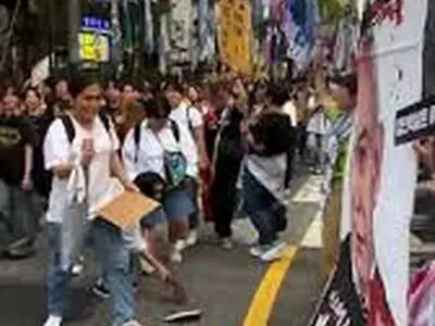 کره‌ای‌ها به صورت نتانیاهو کفش پرتاب کردند!/فیلم