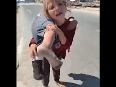  ‌دختربچه پابرهنه فلسطینی در حال بازگشت به خانه
