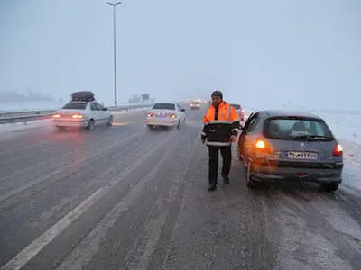 برف روبی و نمک پاشی 700 کیلومتر از جاده‌های استان/ تردد روان خودروها در محورهای استان