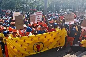 اعتراض صدها کارگر شهرداری در آفریقای جنوبی علیه عدم تمدید قرارداد موقت/ قرارداد یک ماهه را ممنوع کنید!