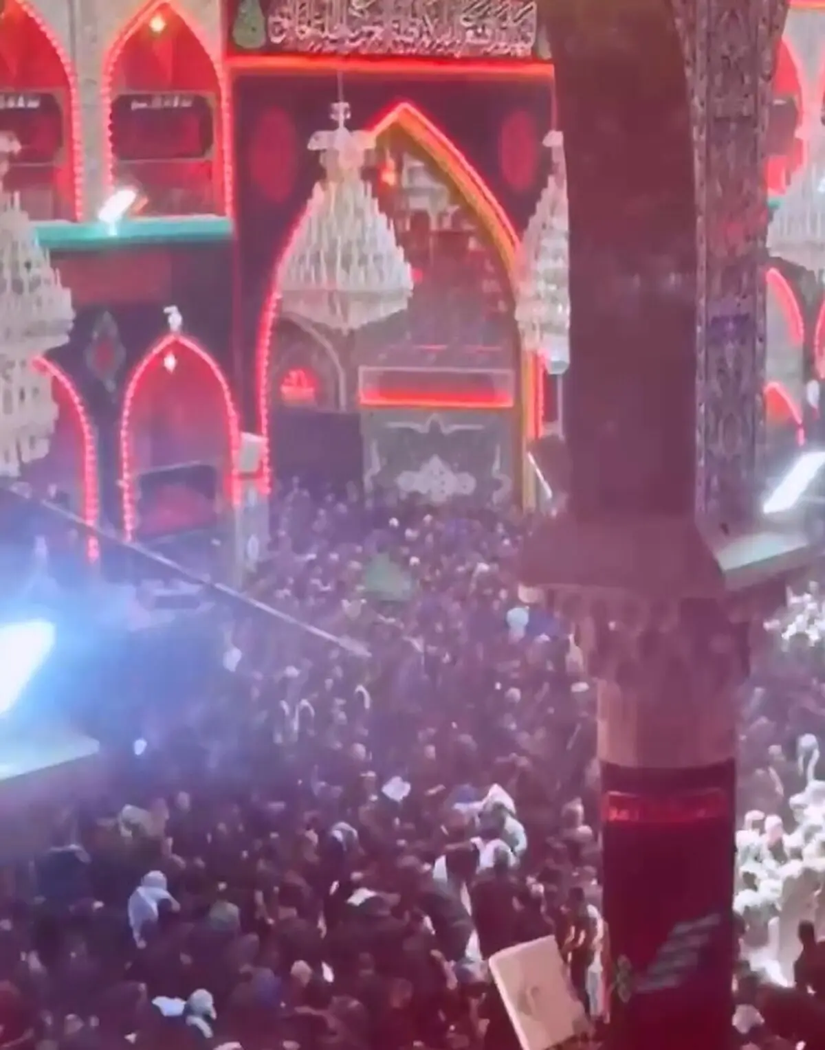 دسته عزاداری طویریج با شعار "لبیک یا حسین" وارد حرم سیدالشهدا شد + فیلم