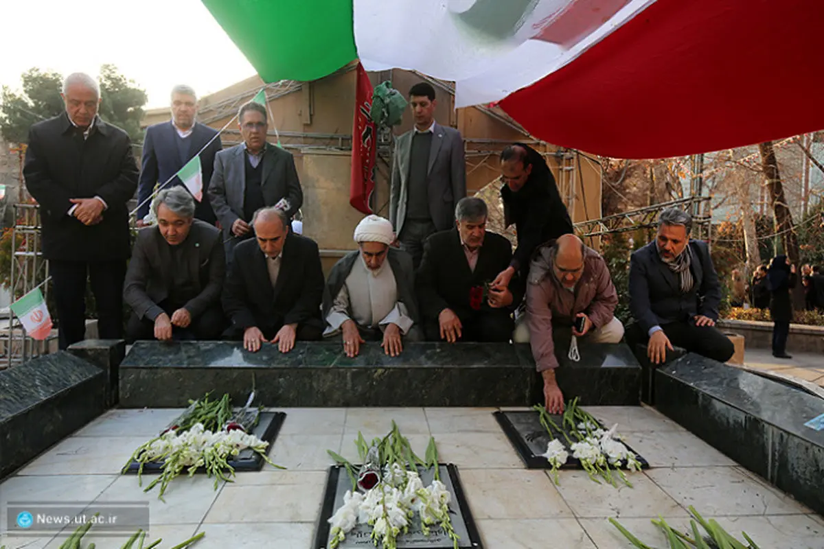 مراسم غبارروبی و عطرافشانی مزار شهدا در دانشگاه تهران