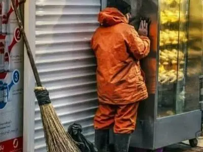 پناه بردن پاکبان به فر برقی از سرمای زمستان/ عکس
