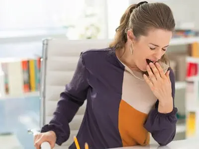 علل خمیازه کشیدن و فواید آن برای بدن 