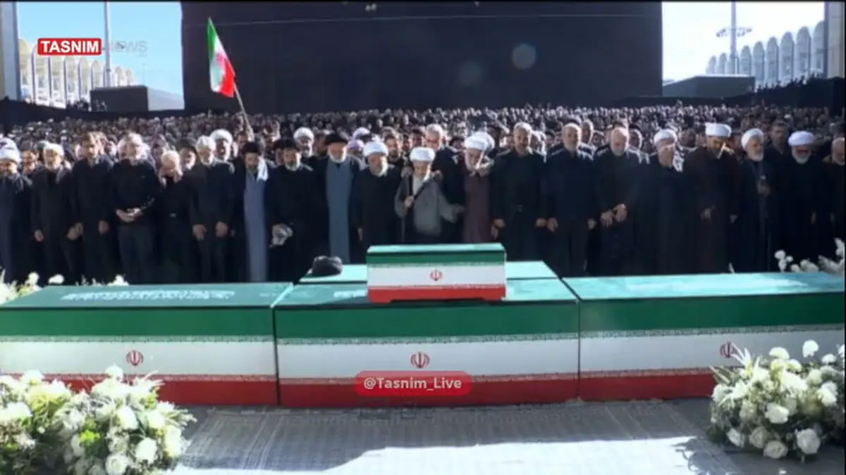 حضور فرزندان رهبر شهید برای نماز بر پیکر قائد شهید امت + فیلم