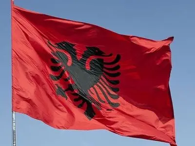 کارگران آلبانیایی کمک ۳۵۰ دلاری دریافت می‌کنند