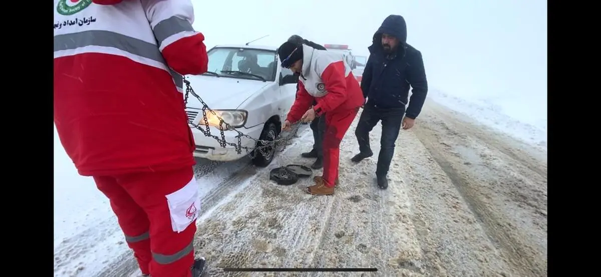 رهاسازی ۷۵ دستگاه خودرو گرفتار شده در برف و کولاک در محورهای مواصلاتی آذربایجان غربی 