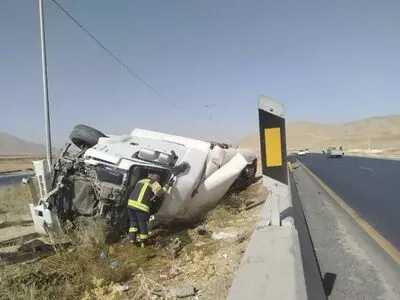 واژگونی تانکر حامل مایع سوخت در جاده اراک ـ ملایر