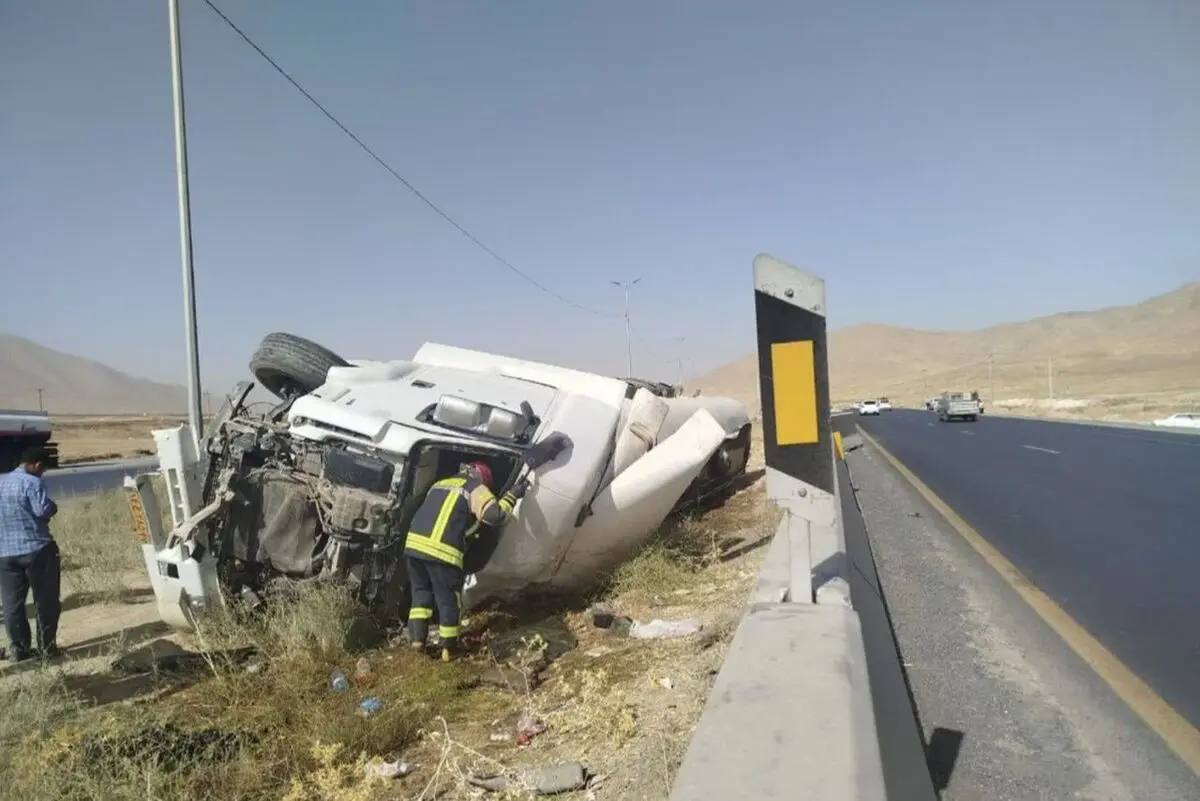 واژگونی تانکر حامل مایع سوخت در جاده اراک ـ ملایر