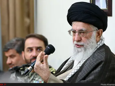 قائد الثورة الاسلامیة : سبیل معالجة المشاکل یکمن فی استخدام الکوادر الانسانیة الکفوءة