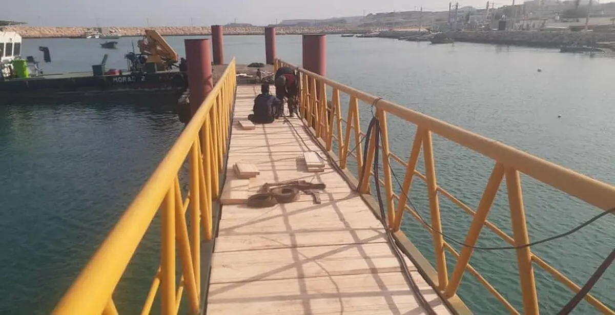 دومین اسکله فلزی در جزیره هنگام نصب شد/ ارتقاء سطح ایمنی و تفکیک مسیر ورود و خروج گردشگر به جزیره با بهره برداری از اسکله