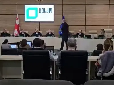 پاشیدن رنگ سیاه به رئیس کمیسیون مرکزی انتخاباتی گرجستان در جریان بررسی پروتکل نهایی انتخابات توسط یکی از مخالفان + فیلم