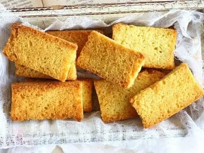 طرز تهیه نان سوخاری خانگی رژیمی بدون تخم مرغ به روش بازاری