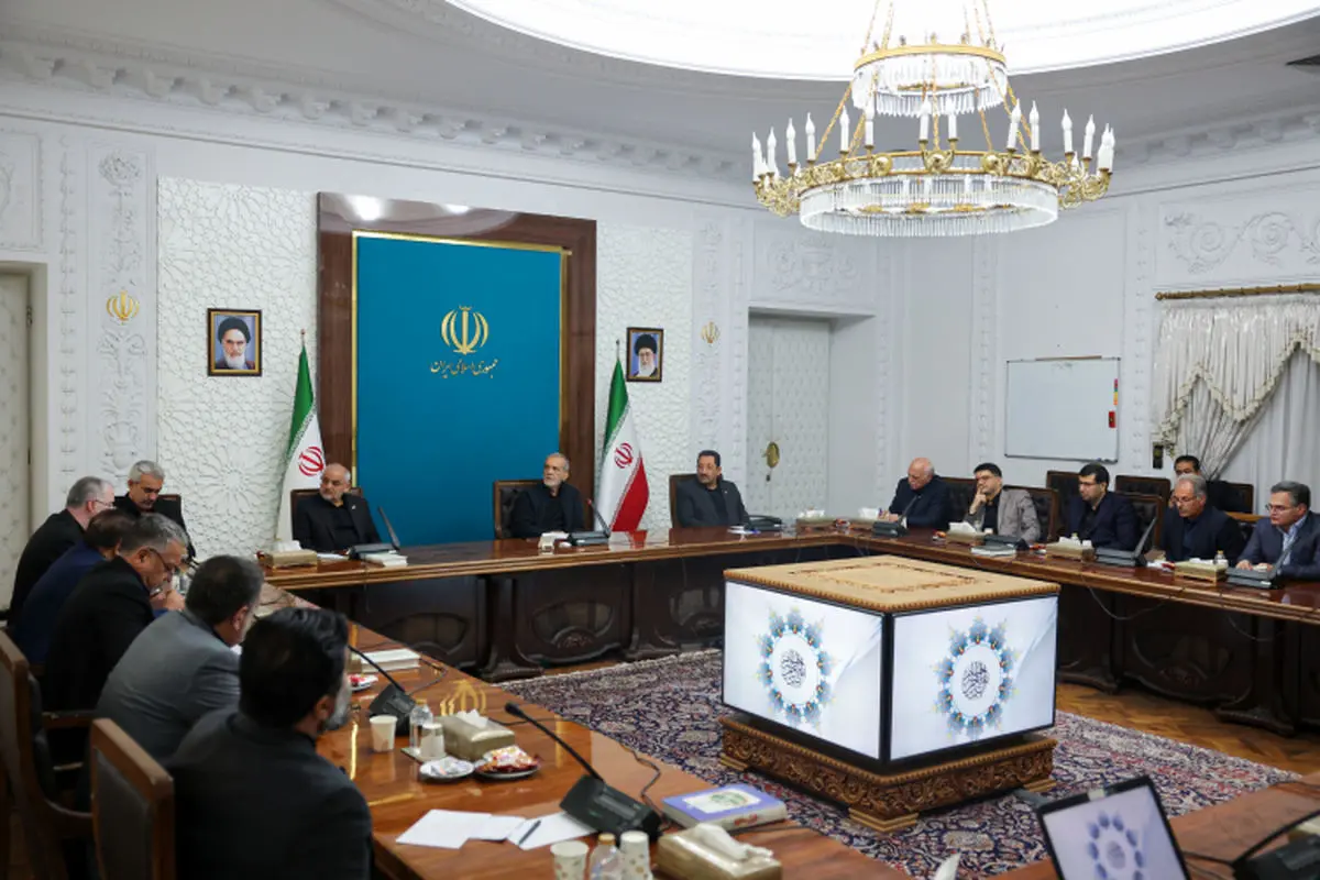 عدهای نباید فکر کنند عقل کل هستند و همه چیز را فقط آنها میفهمند