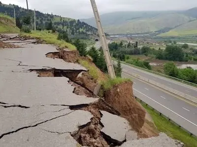 اشباع بستر و لغزش جاده در سه‌راهی هشجین شهرستان خلخال / این حادثه خسارت جانی در پی نداشت