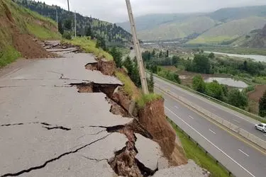 اشباع بستر و لغزش جاده در سه‌راهی هشجین شهرستان خلخال / این حادثه خسارت جانی در پی نداشت