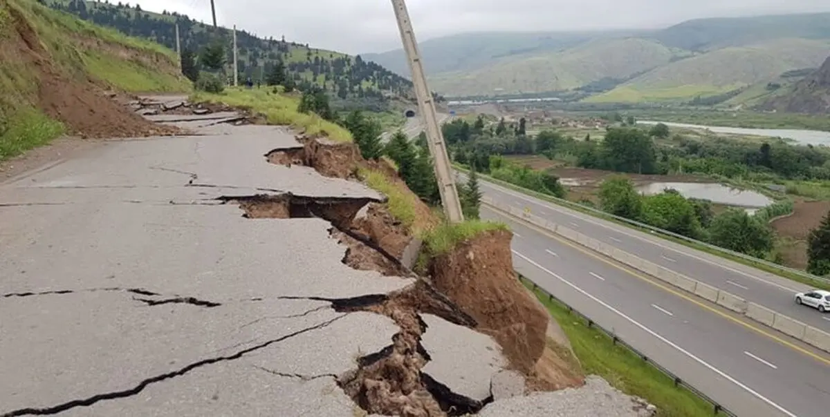 اشباع بستر و لغزش جاده در سه‌راهی هشجین شهرستان خلخال / این حادثه خسارت جانی در پی نداشت