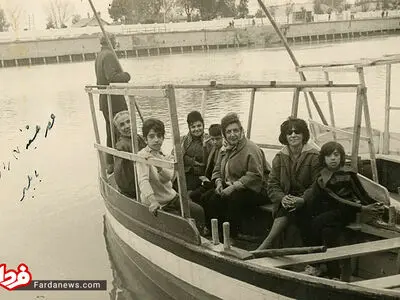 قایق‌سواری نوه و نتیجه ناصرالدین شاه در بابلسر/عکس