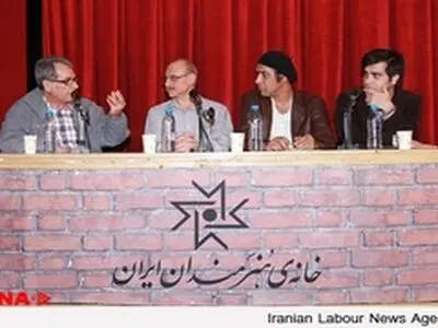 باید به مسائل اجتماعی با شک و تردید نگاه کرد