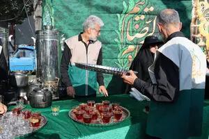 خدمت‌رسانی خادمیاران منطقه ۴ تهران به زائران مراسم پیاده‌روی جاماندگان اربعین حسینی