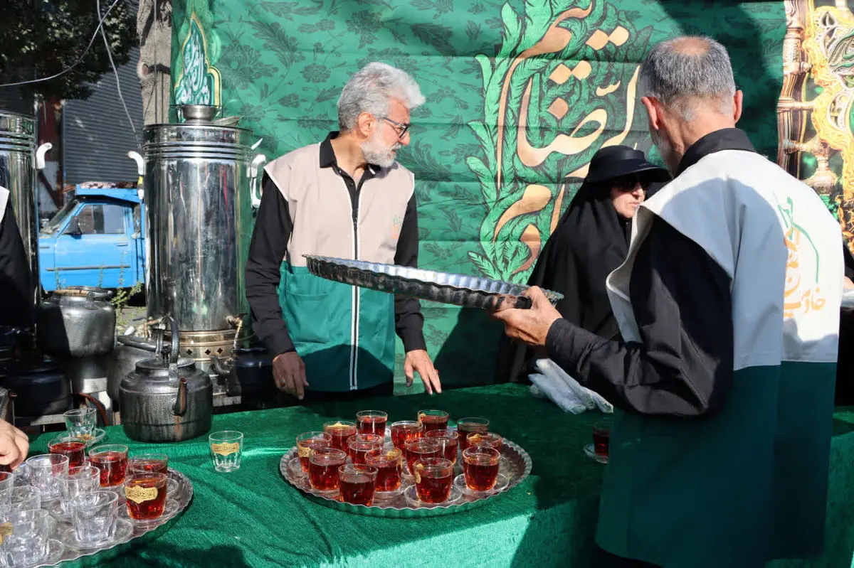 خدمت‌رسانی خادمیاران منطقه ۴ تهران به زائران مراسم پیاده‌روی جاماندگان اربعین حسینی